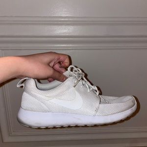 White Nike roshes